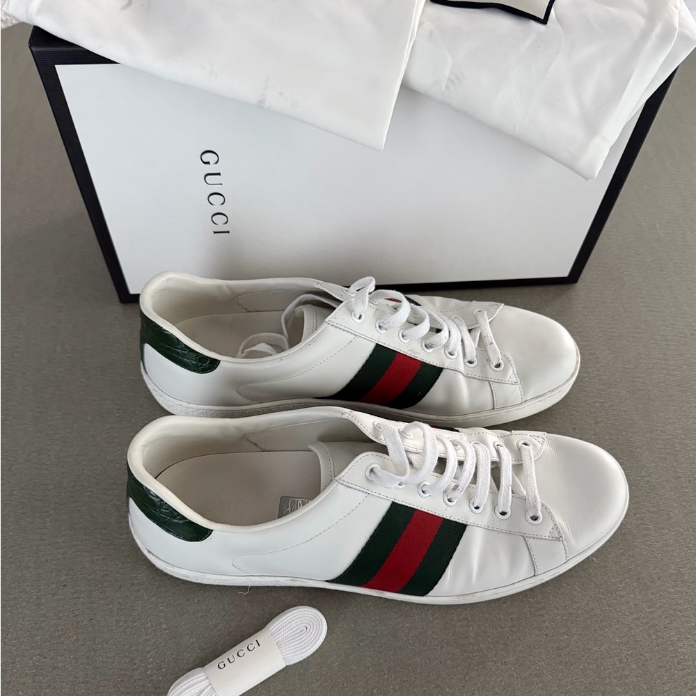 Gucci Men's White Ace Sneakers with Green and Red Accents. Sz US11/UK10